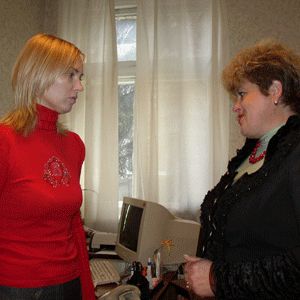 Вікторія Шилова вислуховує керівника ЖЕКу-1 Людмилу Панасюк.