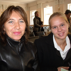 Світлана Лисенко (справа) зі своїм науковим керівником Валентиною Мороз.